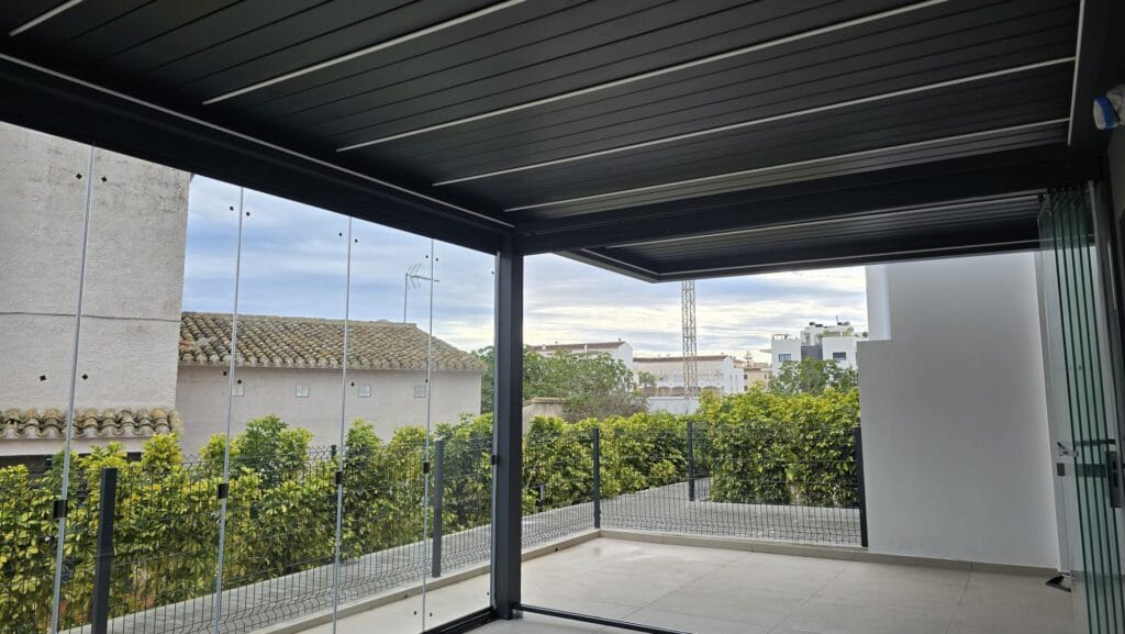 Detail of motorized aluminum louvers for solar control in bioclimatic pergolas.